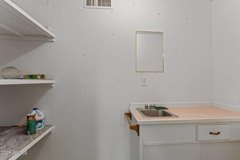 1/2 BA in Detached Garage