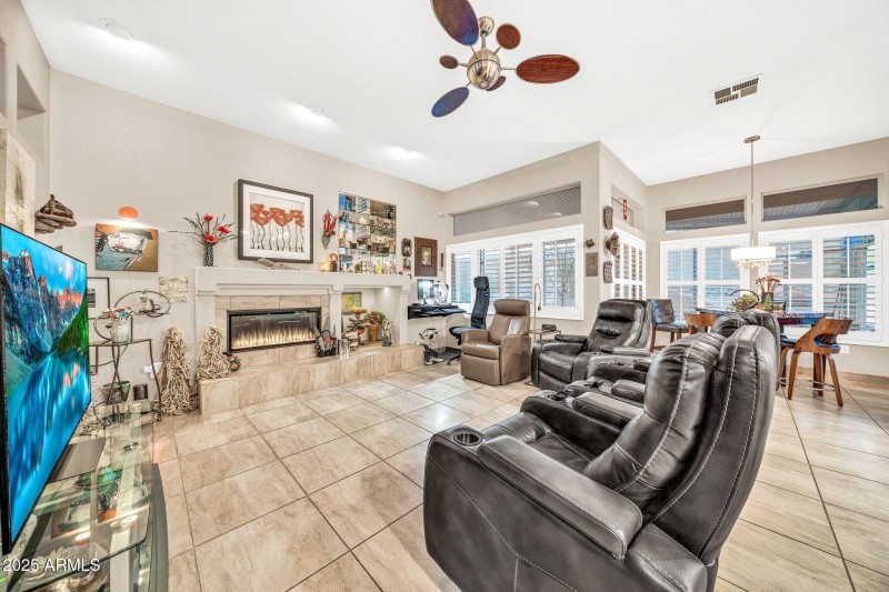 SPACIOUS ROOM TO GATHER WITH FRIENDS