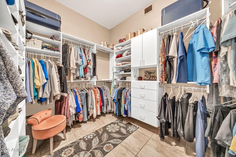 WALK-IN CLOSET
