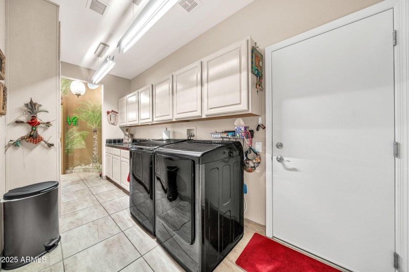 LAUNDRY WITH SO MANY CABINETS