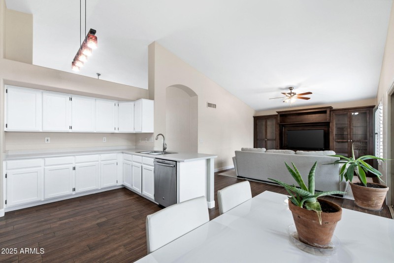 005__2243 E Willow Wick Rd