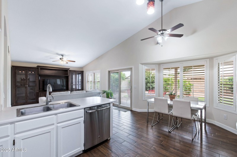 011__2243 E Willow Wick Rd