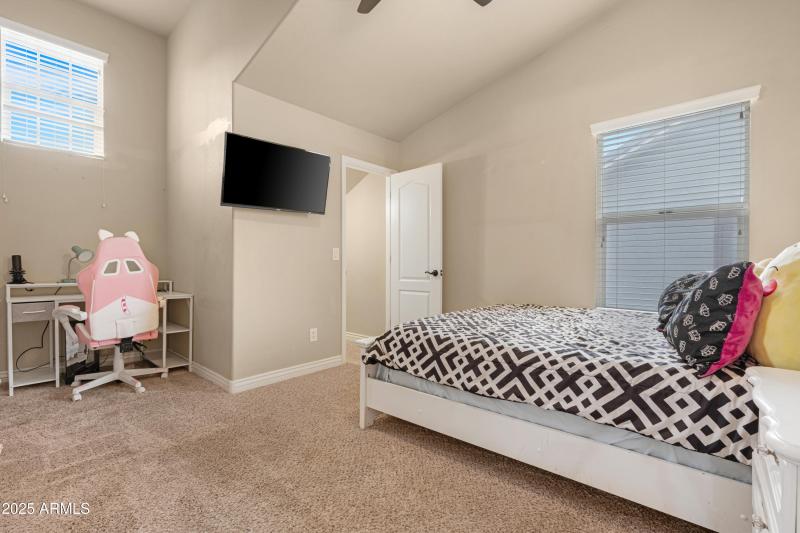 3rd Bedroom w/ Walkin Closet