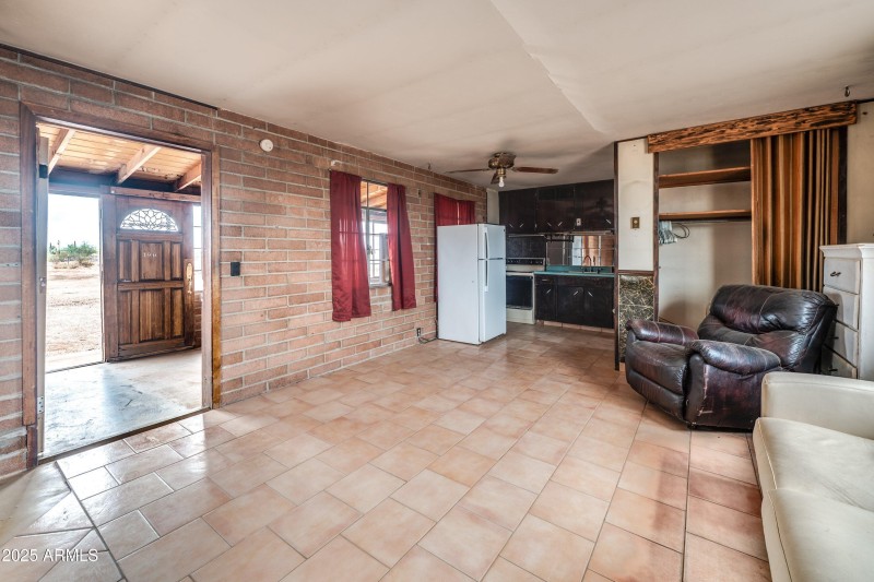 34-1907 E Foothill Street-ground-level-3