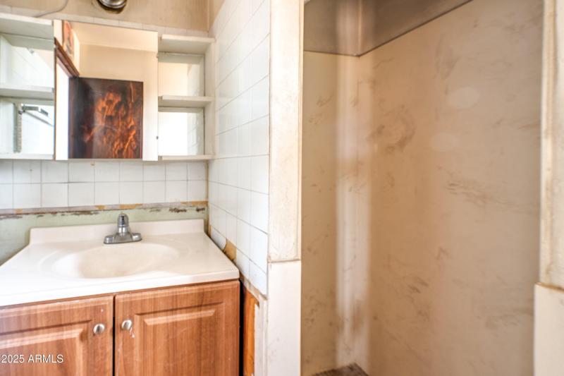 38-1907 E Foothill Street-ground-level-3