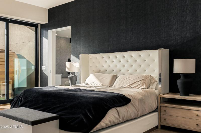 32primary bedroom
