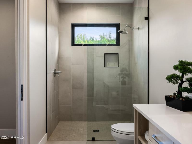 46guest bath1_1-2