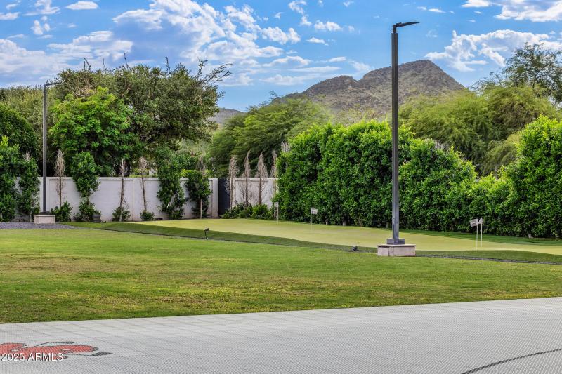 51putting green with mountain views