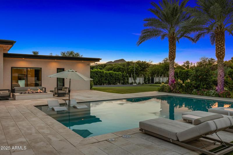 67poolside lounge with mountain views2_t