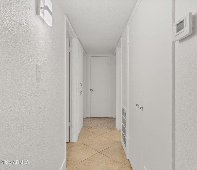 25-web-or-mls-Hallway