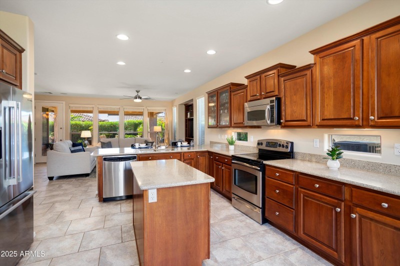 COMFORTABLE KITCHEN