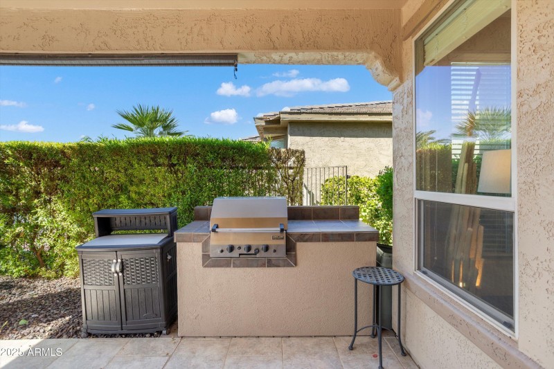 BUILT-IN GAS BBQ