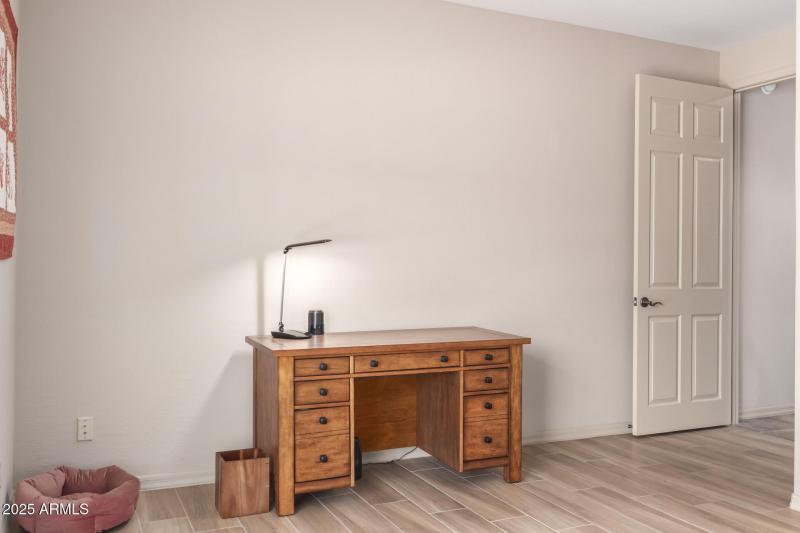 Guest suite with desk area