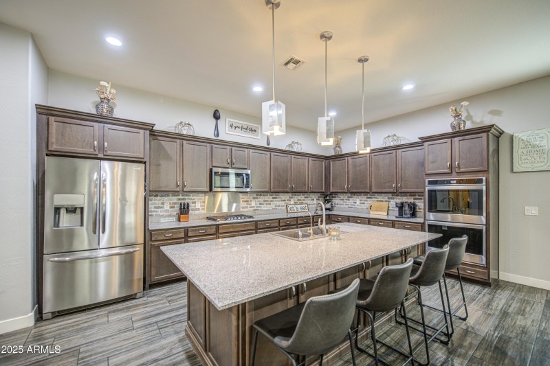 Kitchen- so much counter/cabinet space!