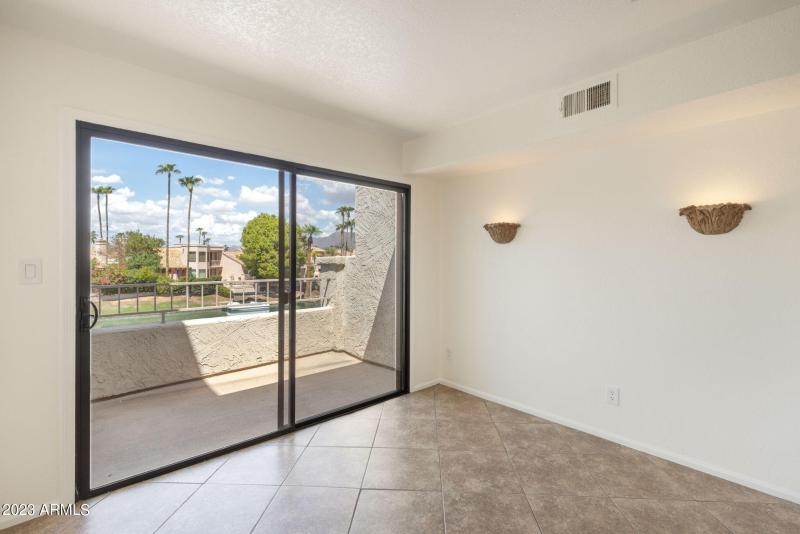 Breakfast Room to Balcony Deck