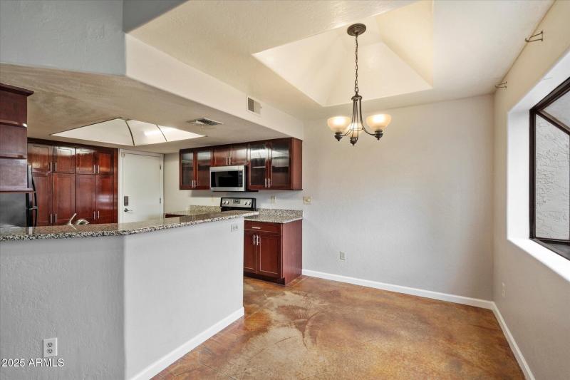 Dining area & Breakfast Bar