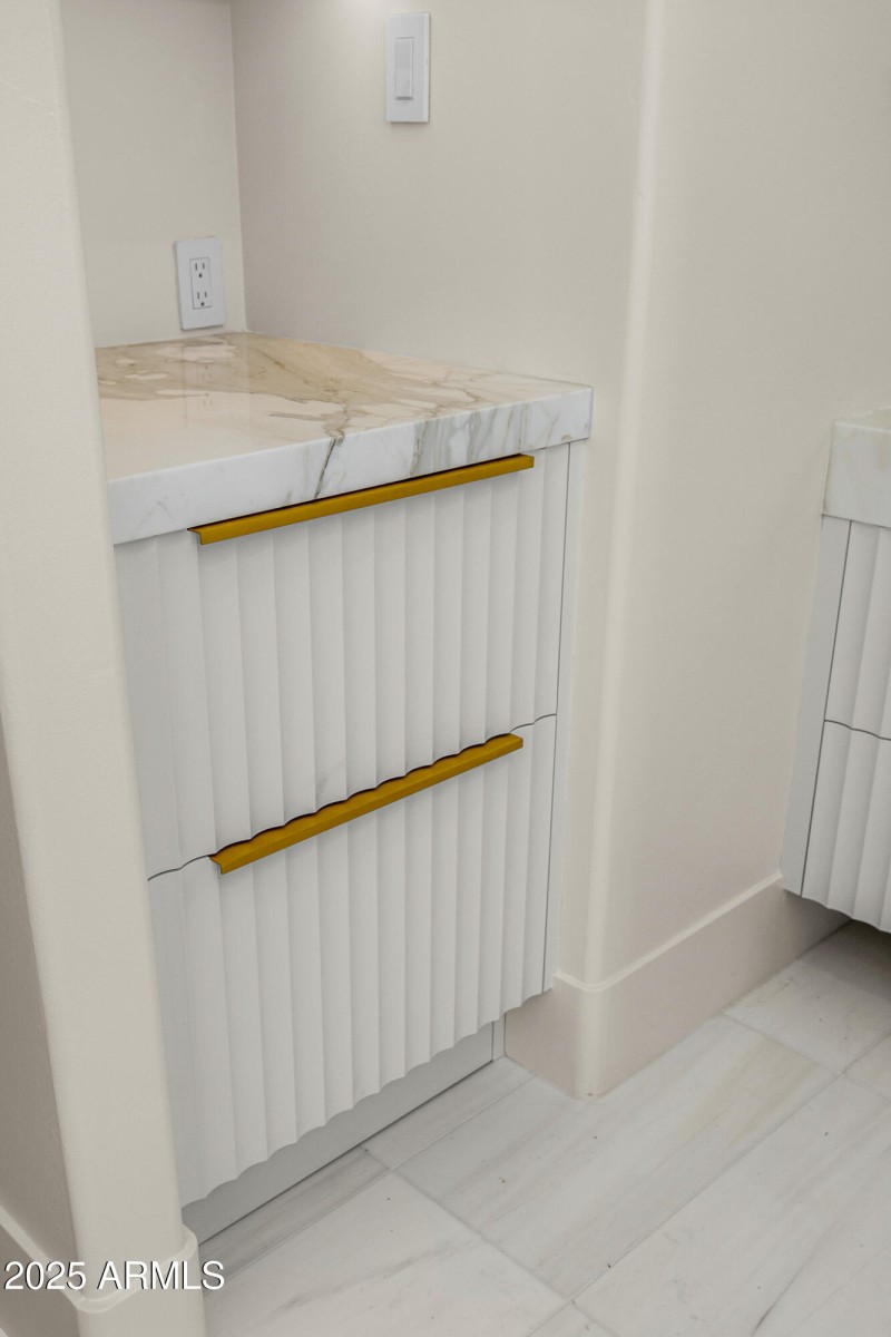 19primary bath hidden refrigeration