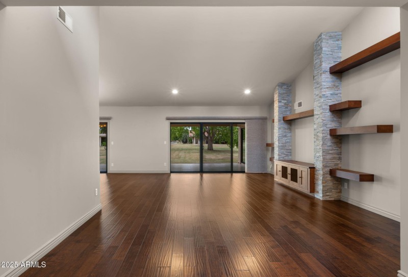 7-web-or-mls-Foyer View