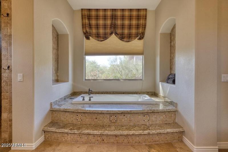 Walk up to Tub w Jets