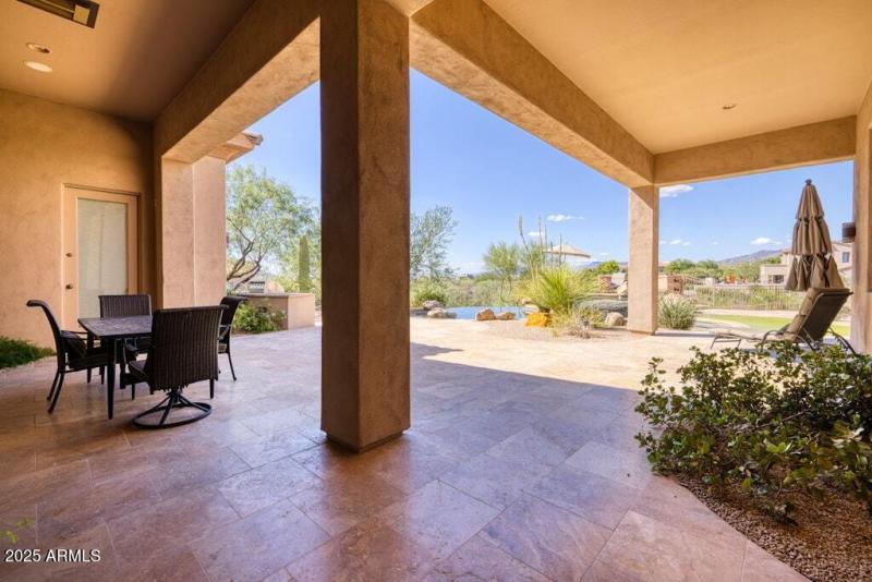 Covered Patio w Heaters