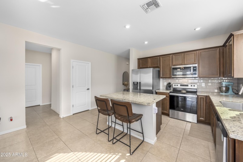 10)KITCHEN