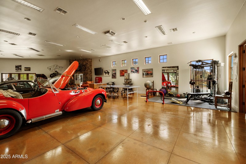 HEATED & COOLED SHOWROOM