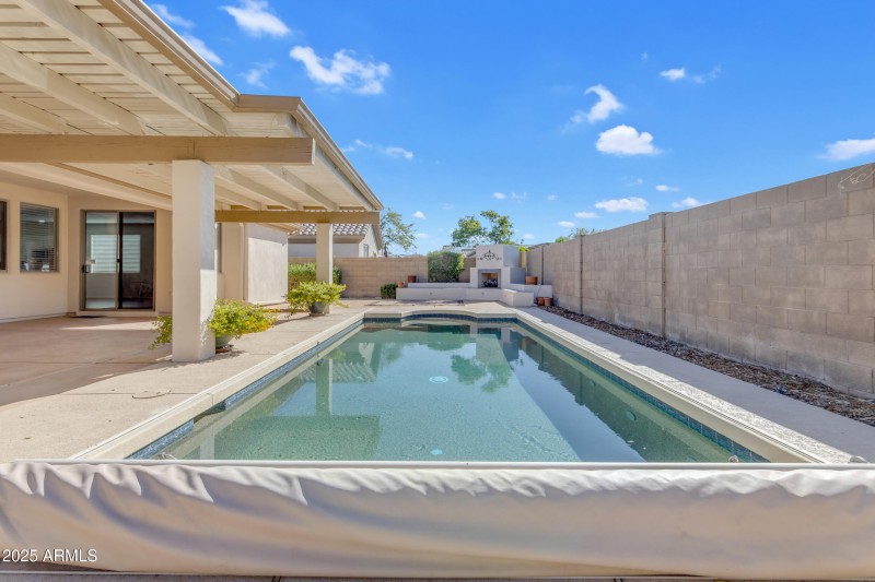 Low maintenance pool