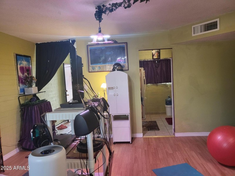 VIEW TO ENTRANCE & KITCHEN