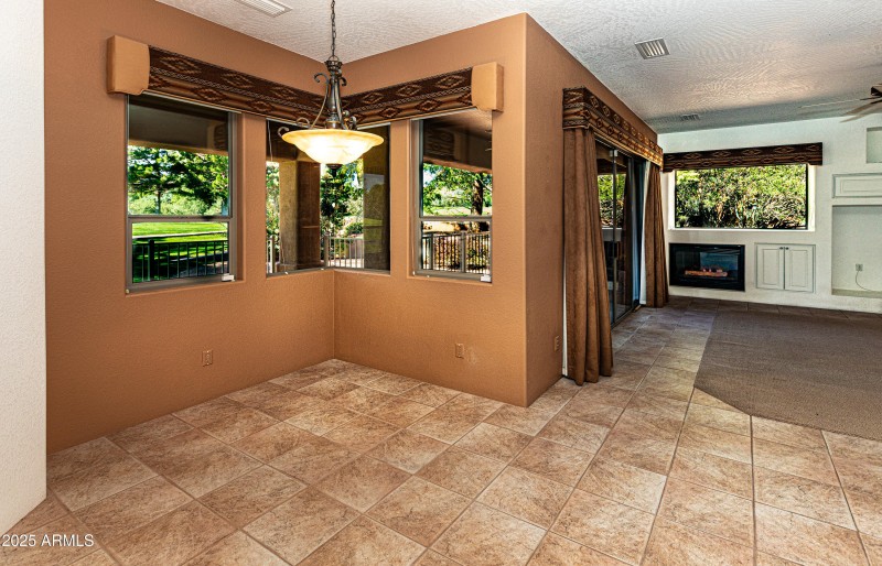 18 Breakfast Dining Area