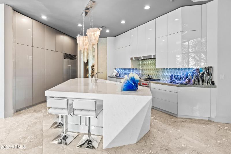 High-gloss 2DL/Acrylic cabinetry