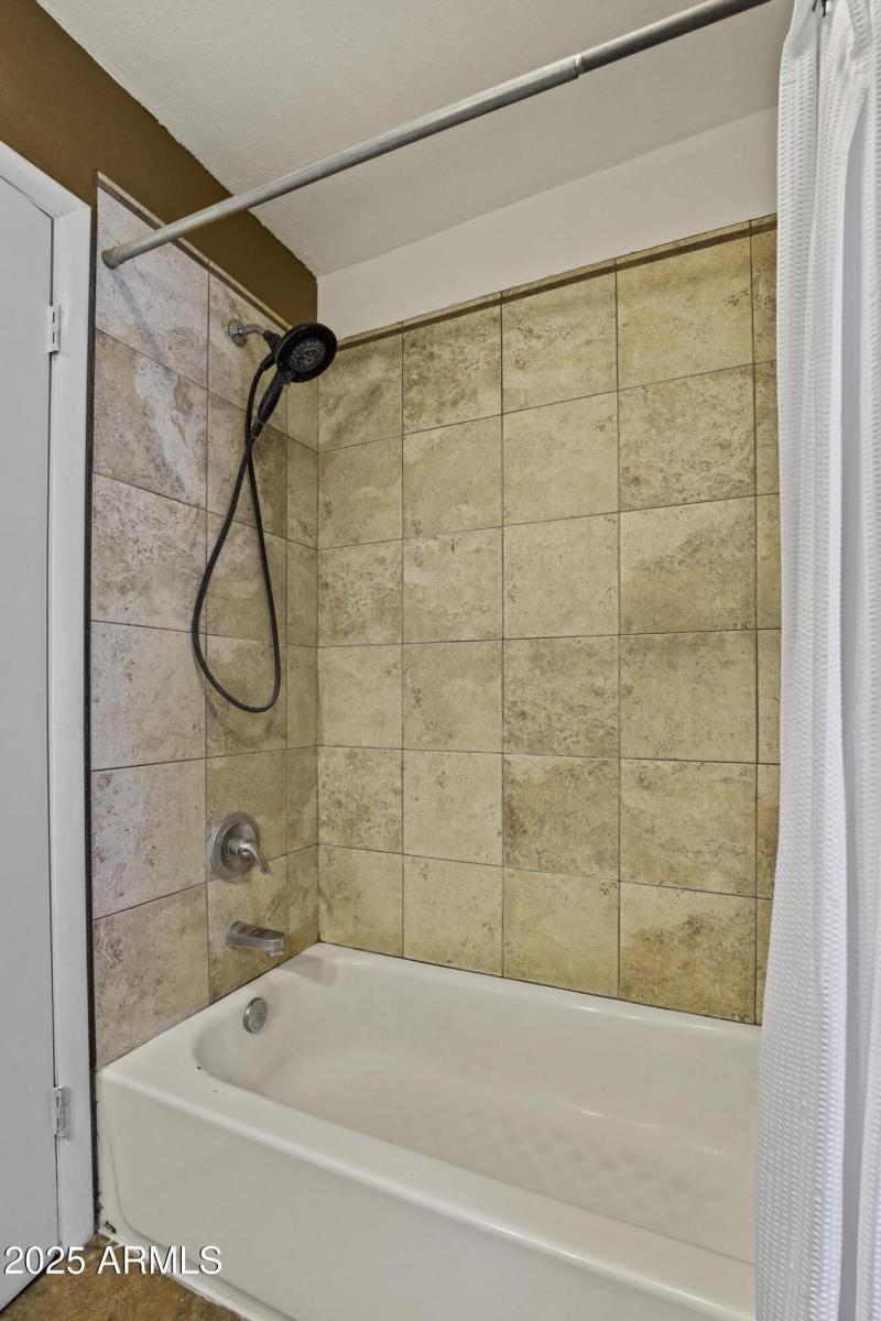 MH-Upstairs bathroom tub