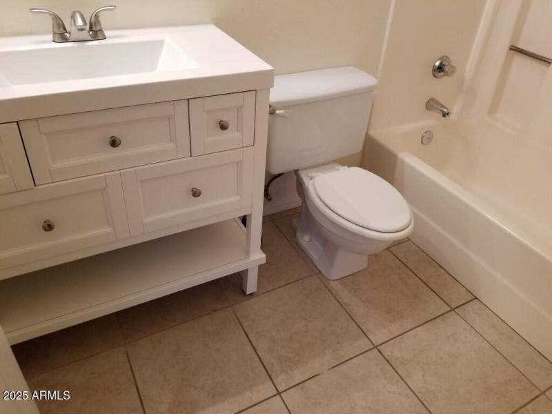 2753 #102_Bathroom_2 (Medium)