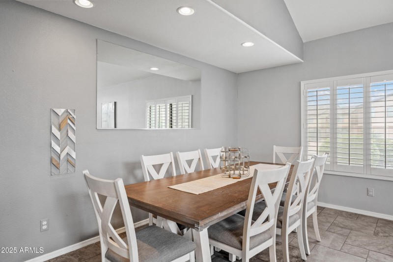 2027 E Parkside Ln-9