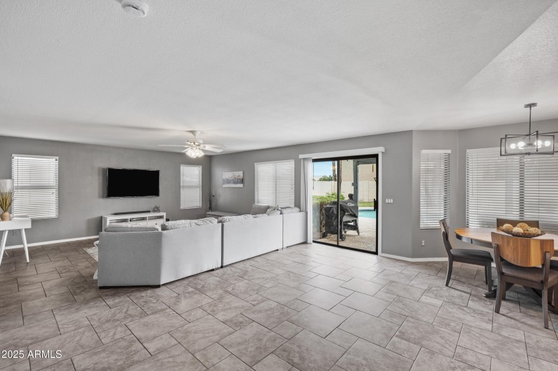 2027 E Parkside Ln-11