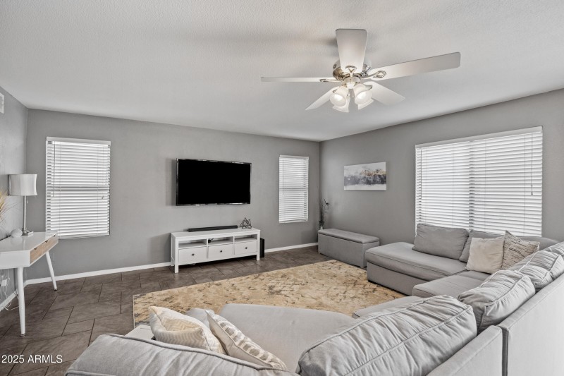 2027 E Parkside Ln-12