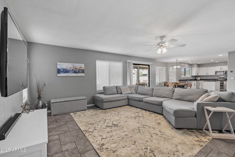 2027 E Parkside Ln-14