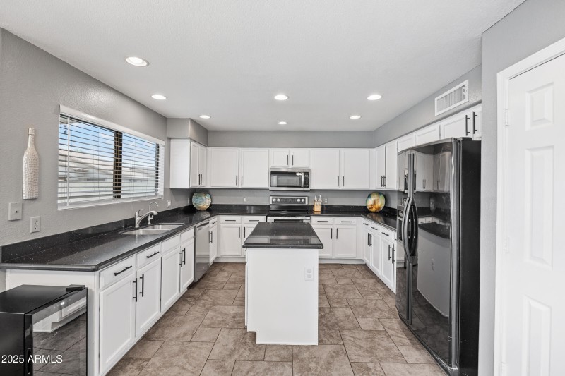 2027 E Parkside Ln-19