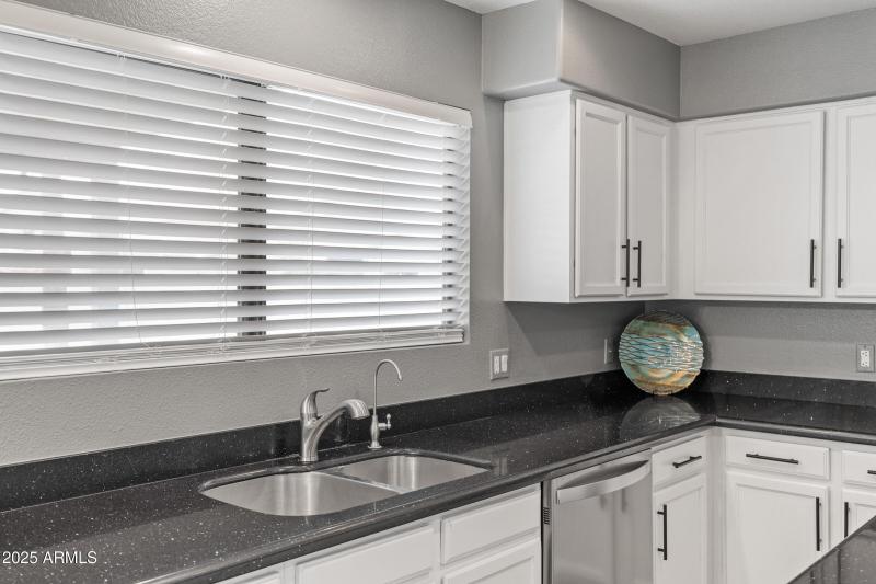 2027 E Parkside Ln-21