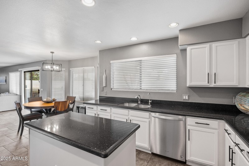 2027 E Parkside Ln-23