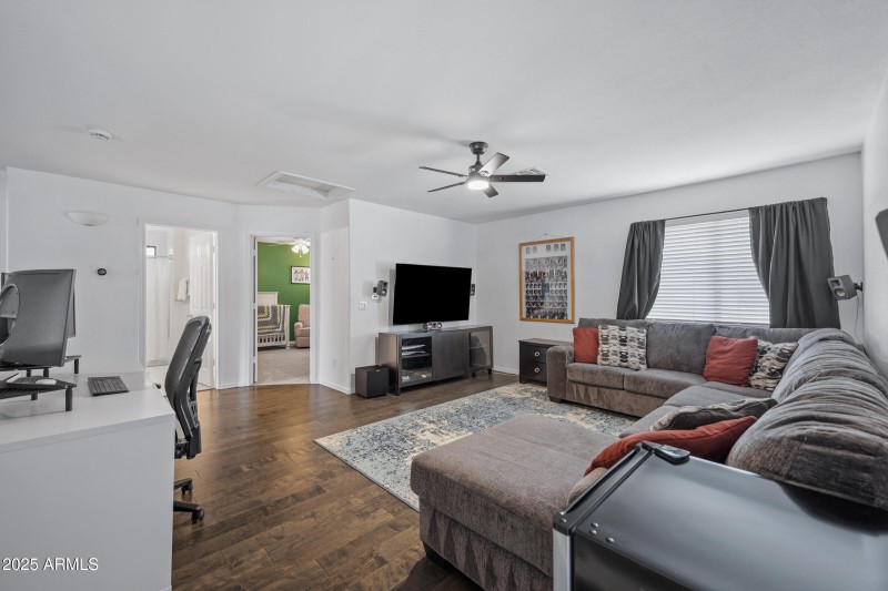 2027 E Parkside Ln-26