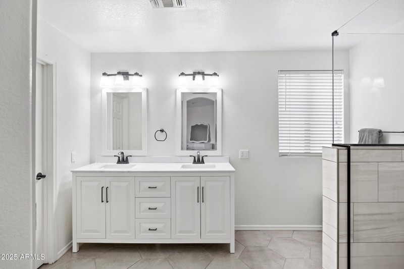 2027 E Parkside Ln-33