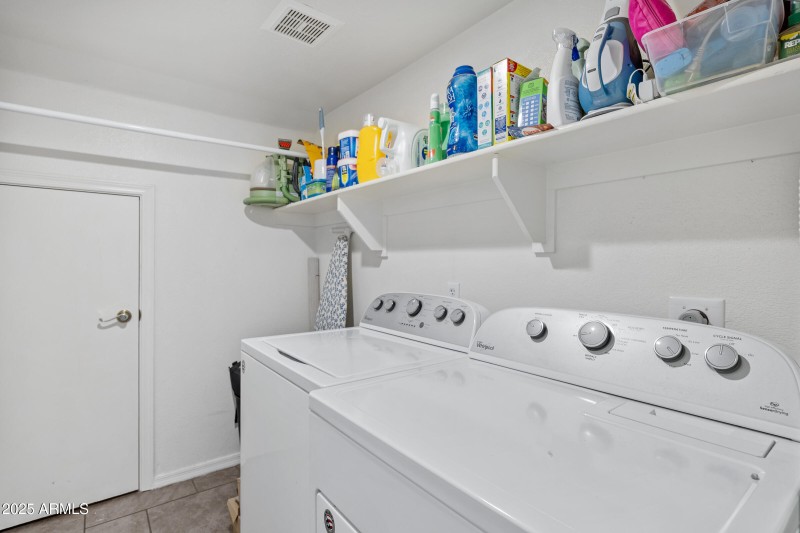 2027 E Parkside Ln-35