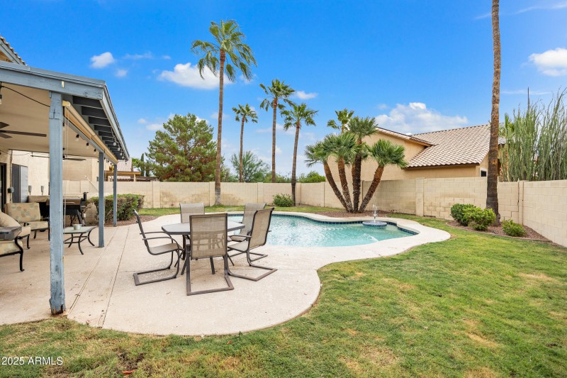 2027 E Parkside Ln-39