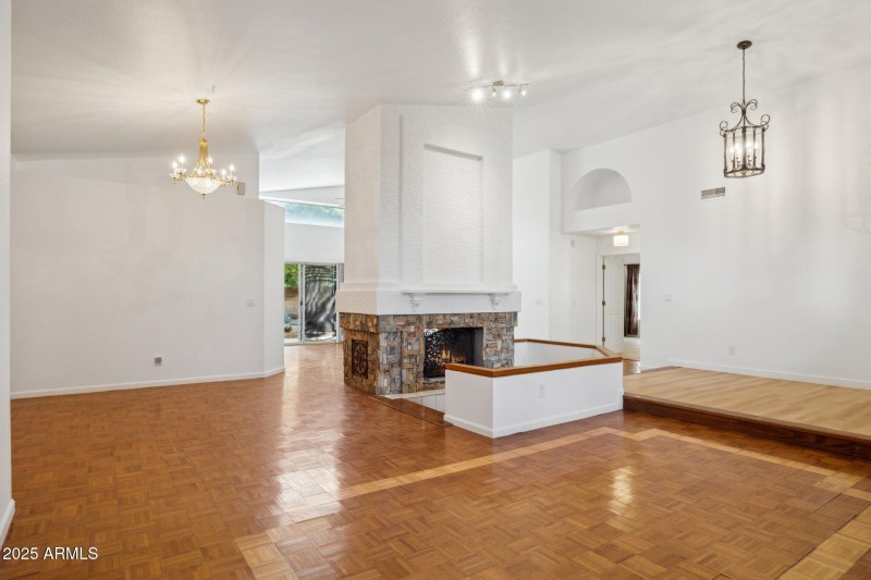 7-web-or-mls-16421-n-49th-st