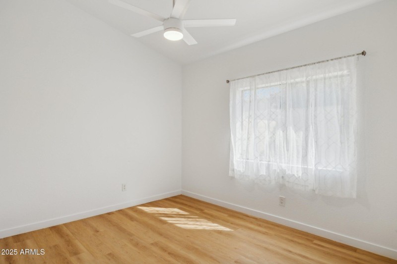 27-web-or-mls-16421-n-49th-st