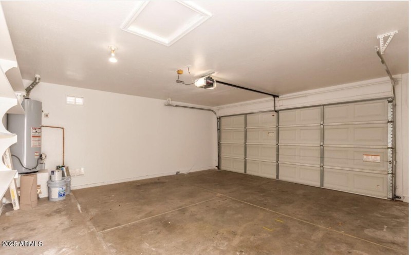 Garage w/ automatic door