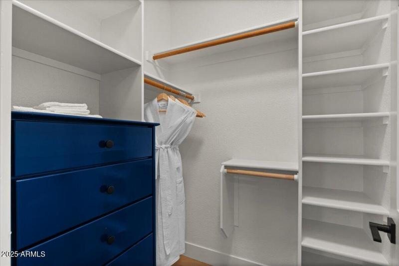 091-Bedroom 5 closet