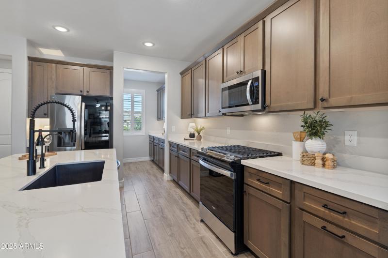 Plenty of storage in this Kitchen!