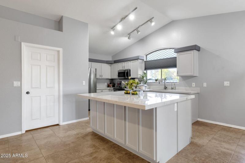 11-web-or-mls-18132-e-bellerive-dr