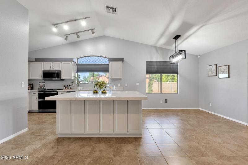 13-web-or-mls-18132-e-bellerive-dr